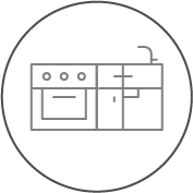 mit Küchenzeile und Backofen ausgestattet